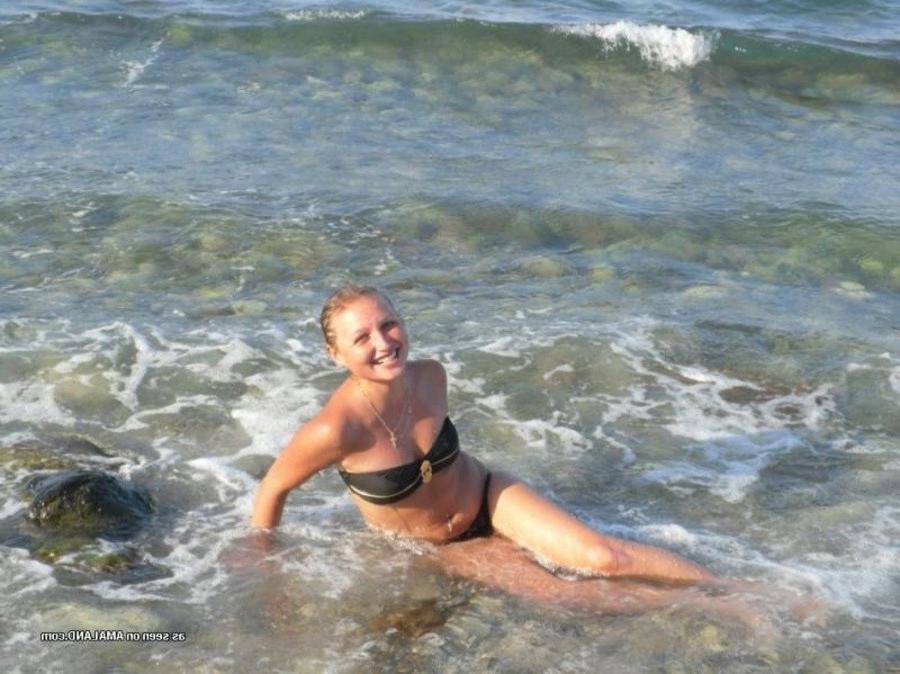 12P Pictures of a petite hottie posing sexy in her bikini