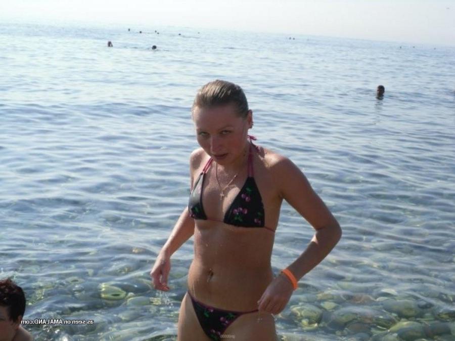 12P Pictures of a petite hottie posing sexy in her bikini