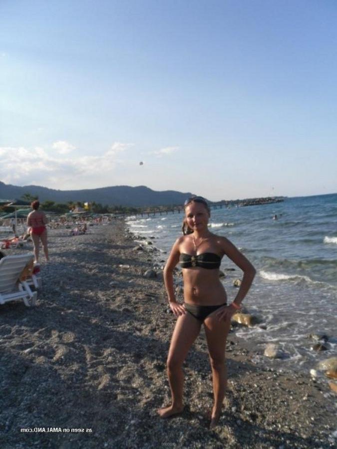 12P Pictures of a petite hottie posing sexy in her bikini