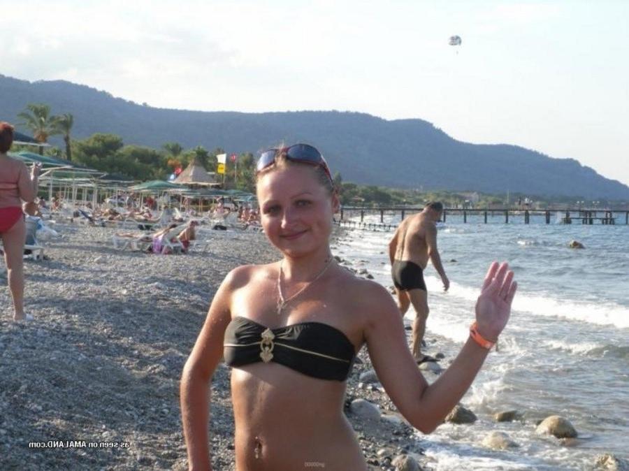12P Pictures of a petite hottie posing sexy in her bikini