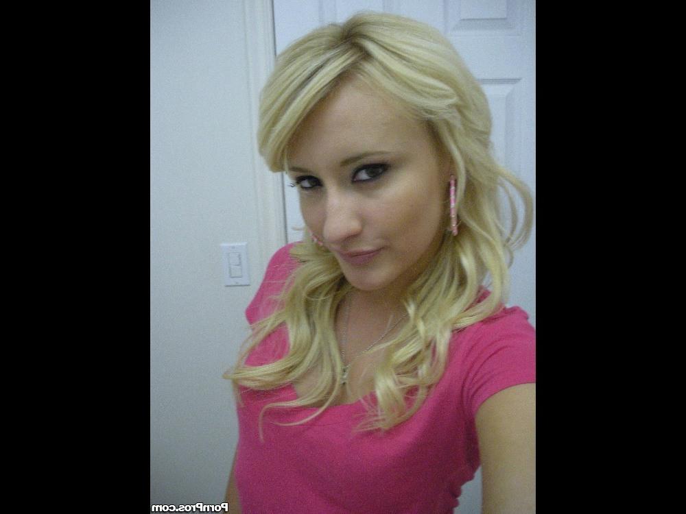 16P Blonde girlfriend self shot mirror pics