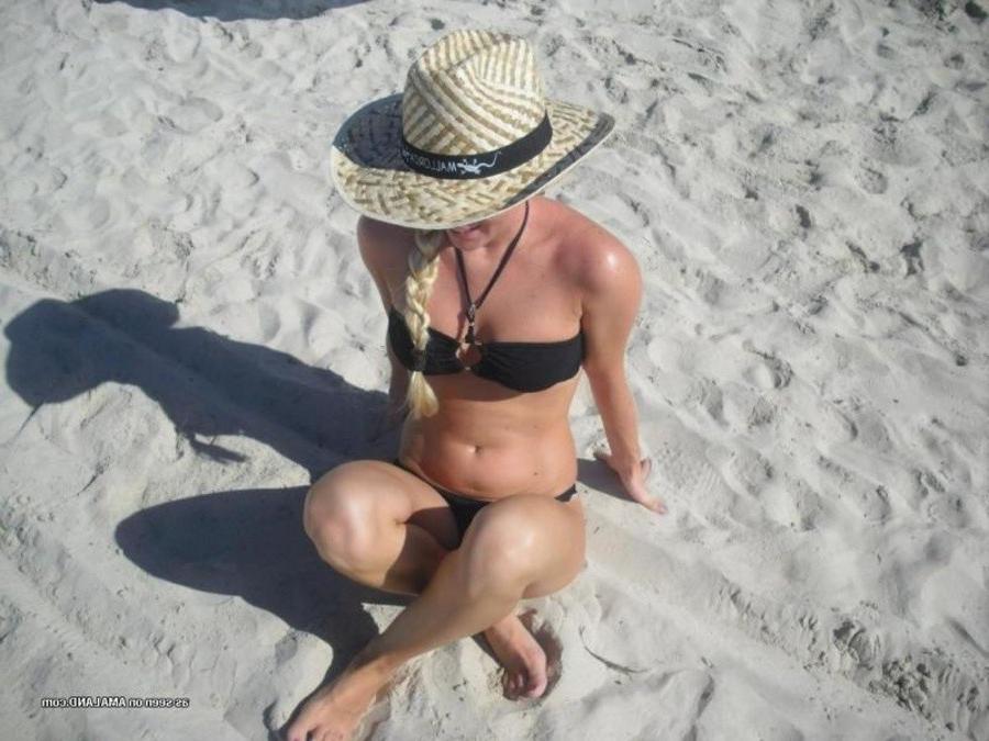 12P Photos of a sexy blonde babe posing in her black bikini
