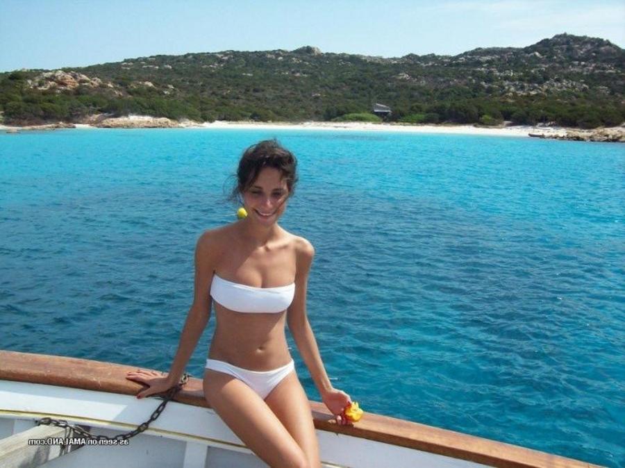 12P Gallery of an amateur petite chick posing in her bikini