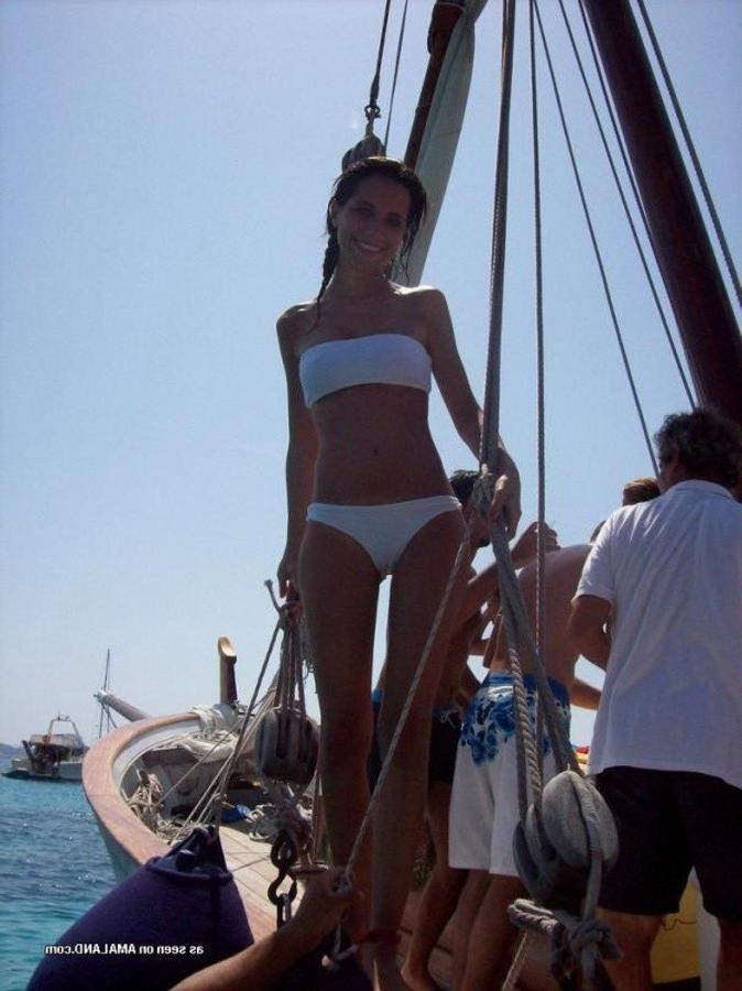 12P Gallery of an amateur petite chick posing in her bikini