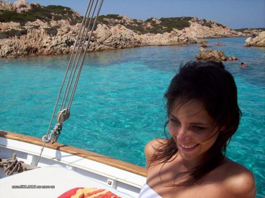12P Gallery of an amateur petite chick posing in her bikini