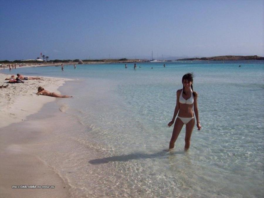 12P Gallery of an amateur petite chick posing in her bikini