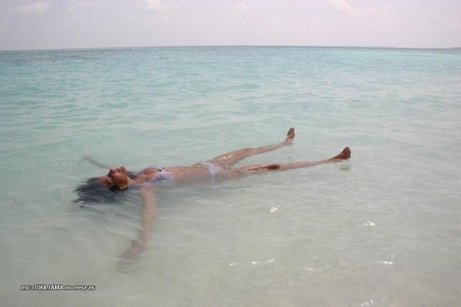 12P Gallery of an amateur petite chick posing in her bikini