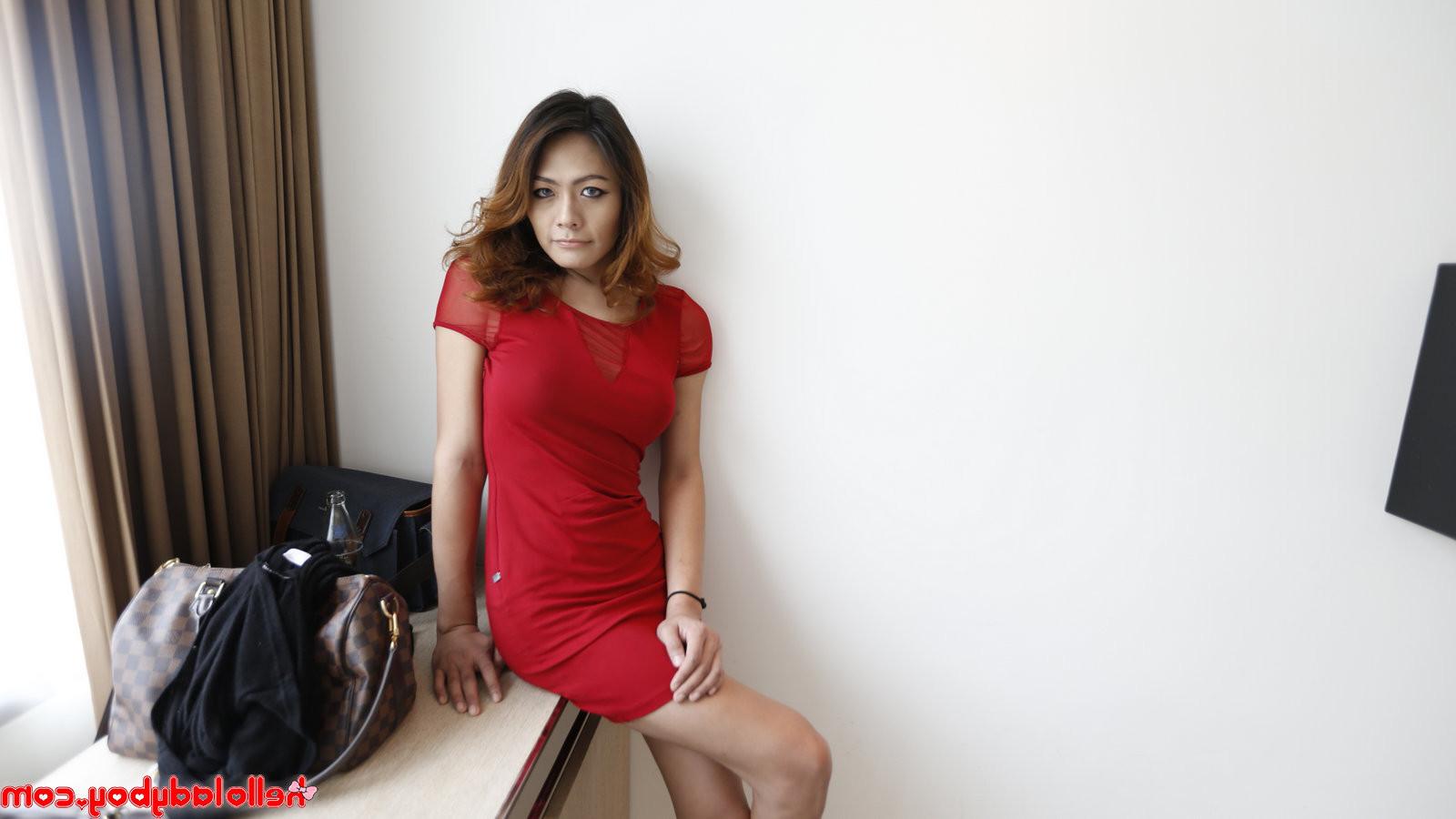 12P Thai ladyboy sucks off tourist cock