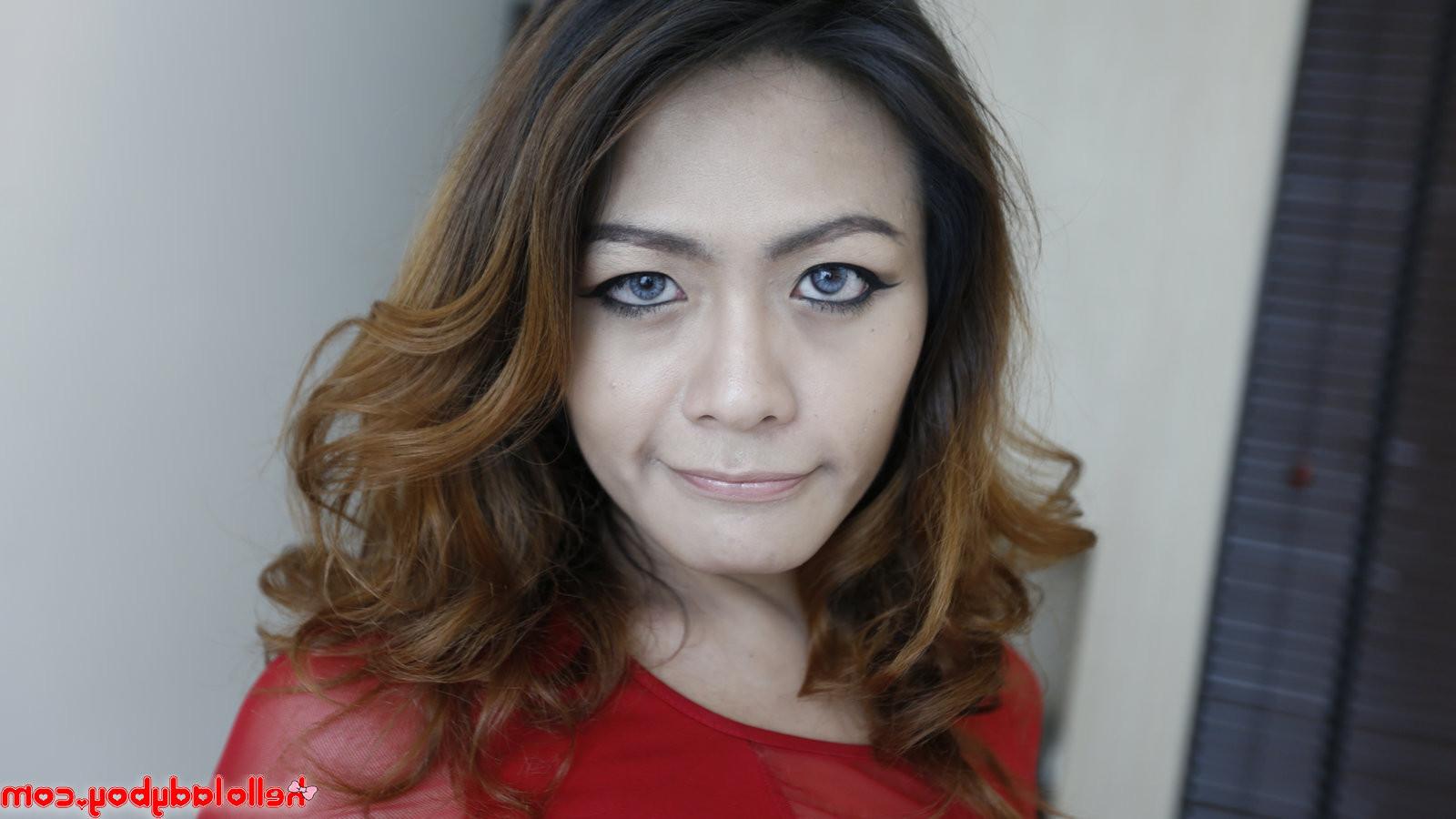 12P Thai ladyboy sucks off tourist cock
