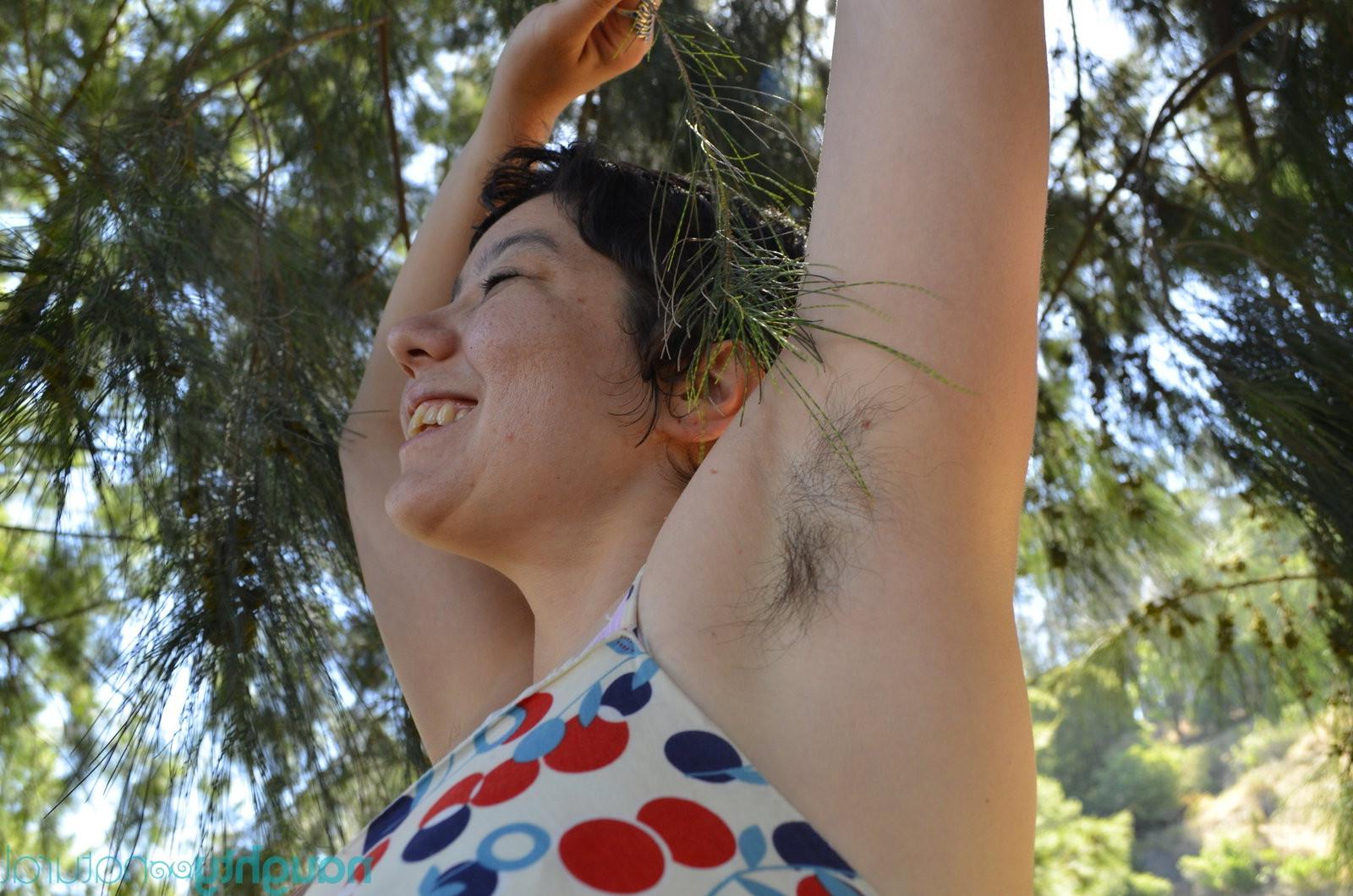 13P Natural girl Monroe shows hairy cunt