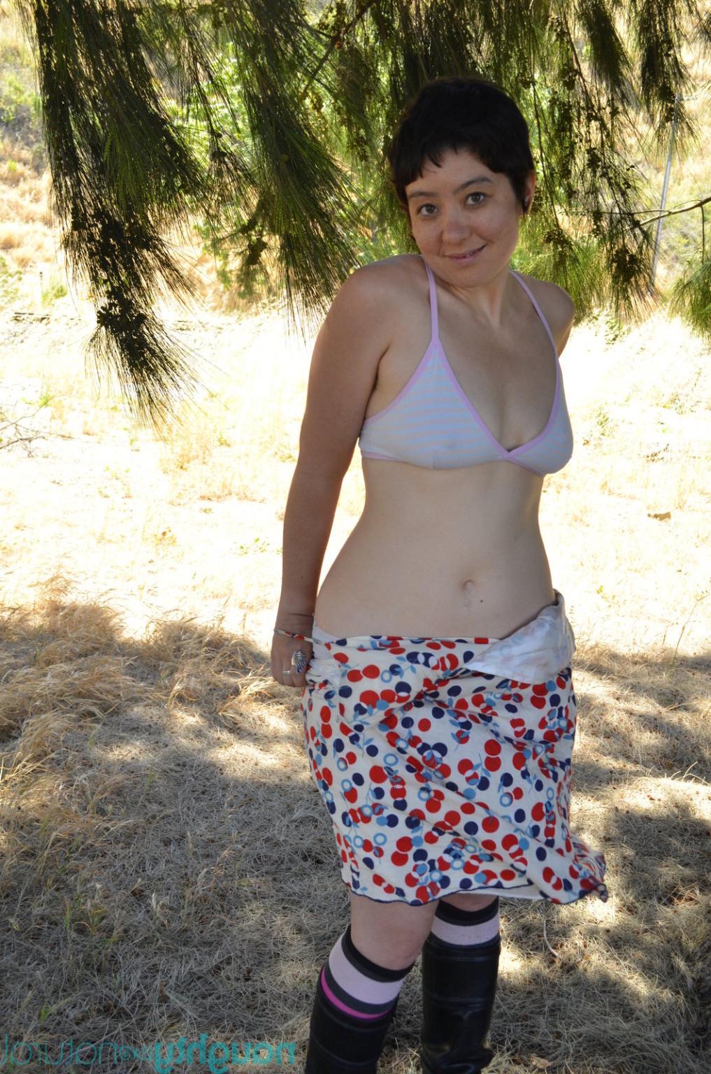 13P Natural girl Monroe shows hairy cunt