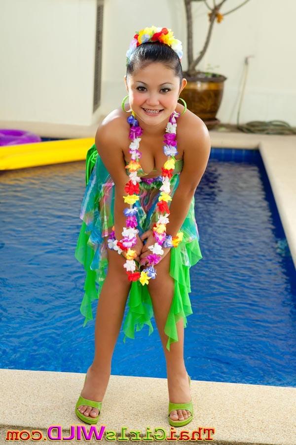 16P Amateur Thai girl in bikini at the pool