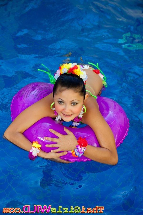 16P Amateur Thai girl in bikini at the pool