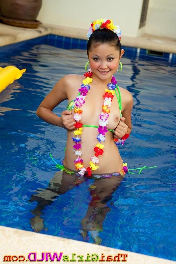 16P Amateur Thai girl in bikini at the pool