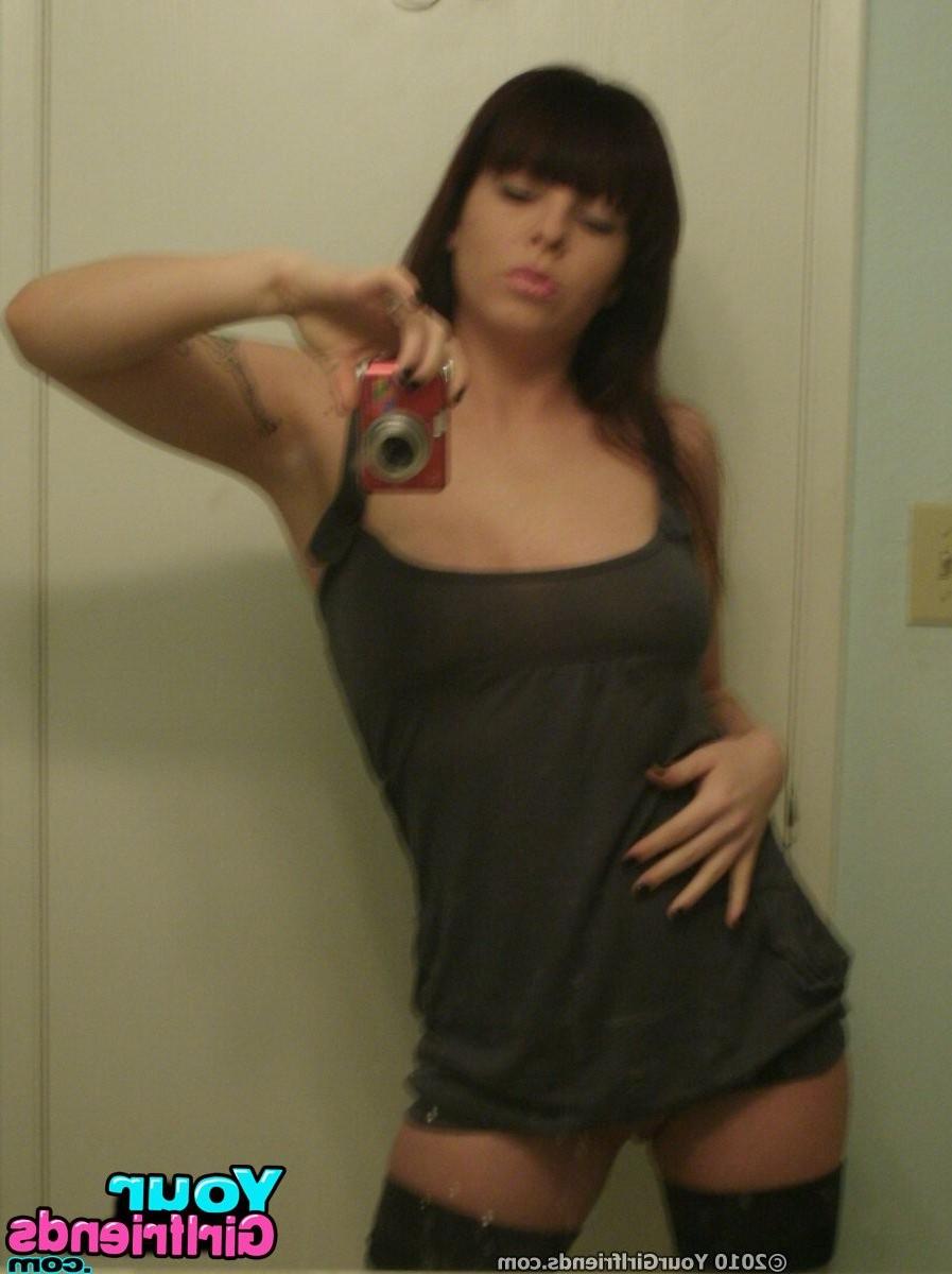 11P Hot girlfriend plays with her tits and ass in the mirror and snaps self pics