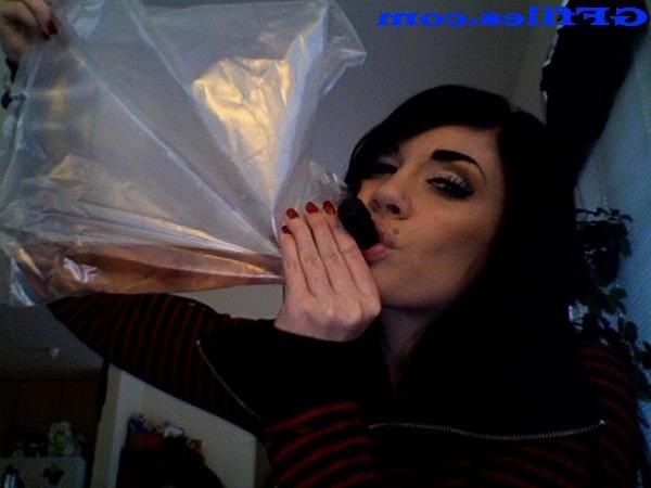 16P Amateur girls peirced