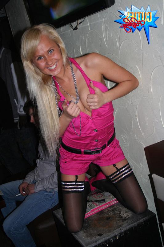 16P Shameless blond ho dancing absolutely naked in bar