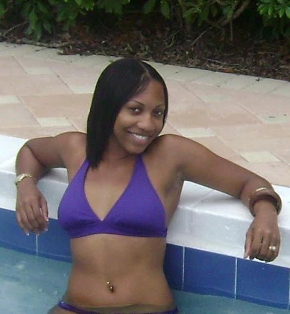 10P Ebony slut tease her boyfriend by spreading her cunt and showing