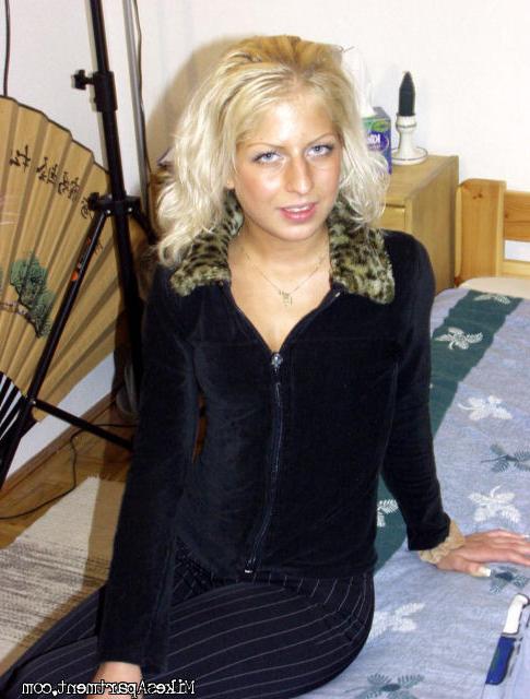 12P Wild blonde babe shows how to treat her pussy