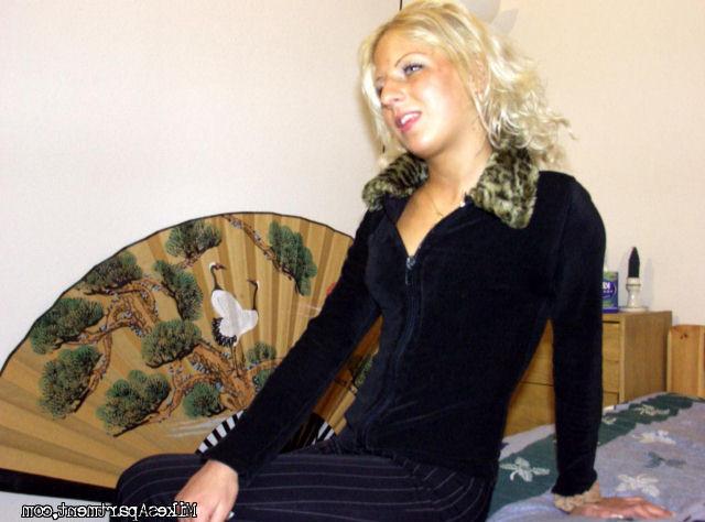 12P Wild blonde babe shows how to treat her pussy