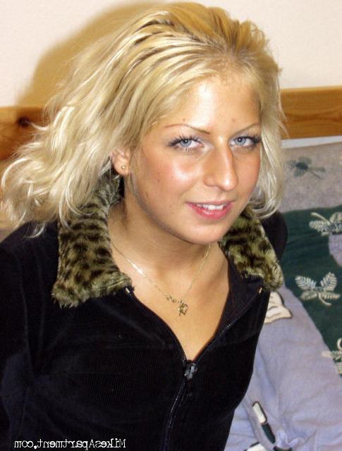 12P Wild blonde babe shows how to treat her pussy