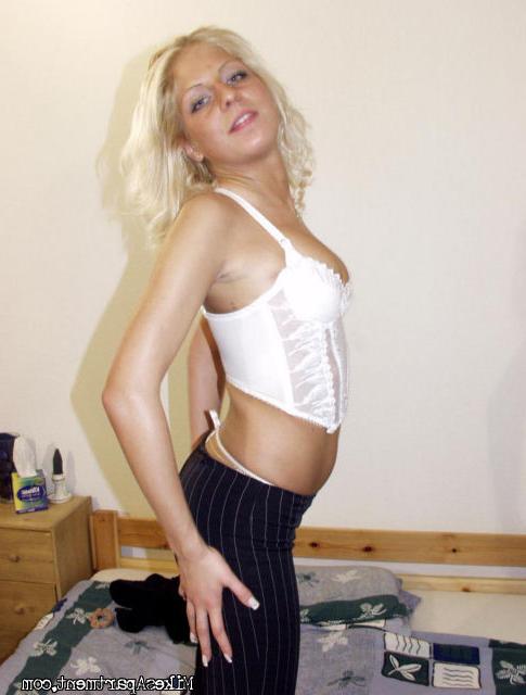 12P Wild blonde babe shows how to treat her pussy