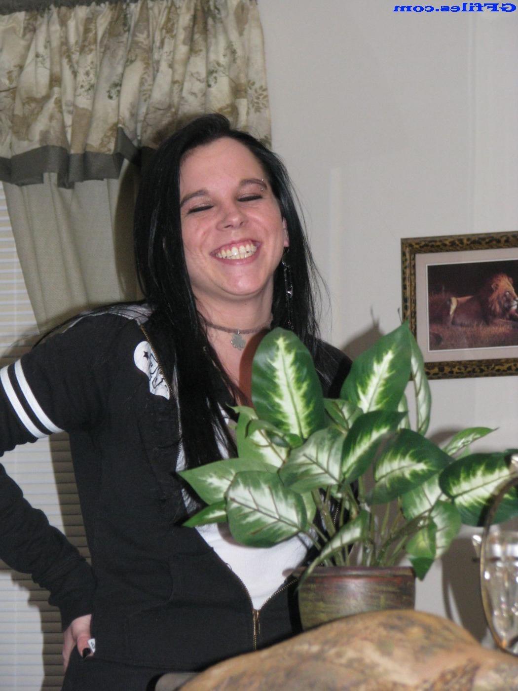16P Amateur homemade girls smiling