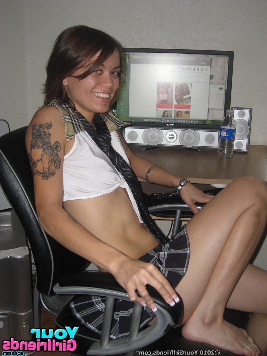 11P Hot alt babe Jazmine takes some hot naked girlfriend pics