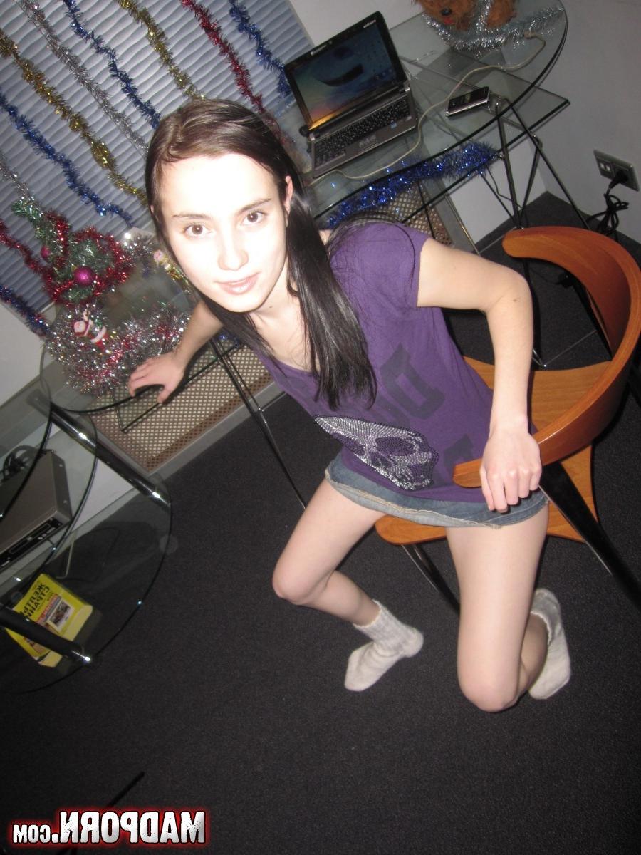 11P Home alone on christmas this teen makes some hot girlfriend naked pics