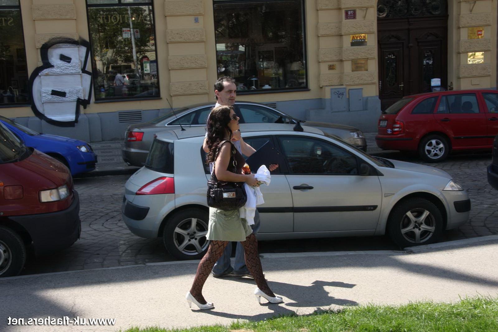 16P Amateur couple meet up for a date in the city where he toys with