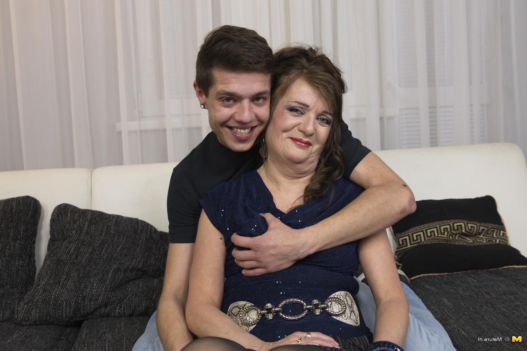 16P Geile reife Dame spielt mit ihrem Teenie-Lover
