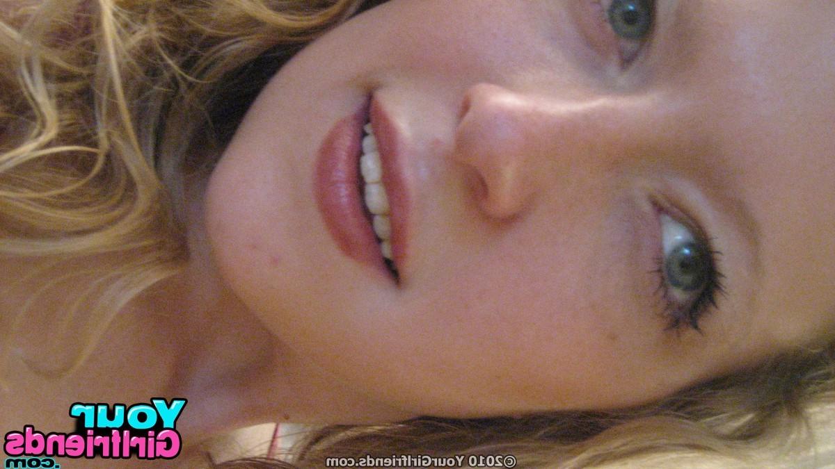 11P Girlfriend with big sloppy tits takes hot naked mirror pics