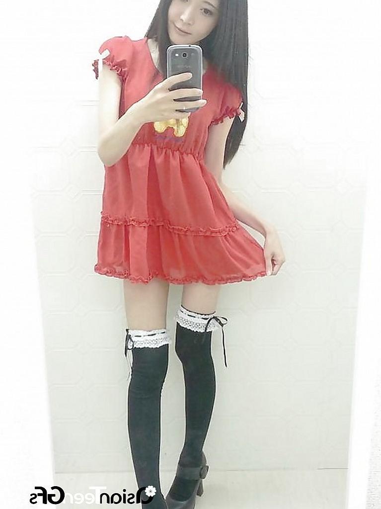 10P Hot selfies from an incredibly sexy Asian chick