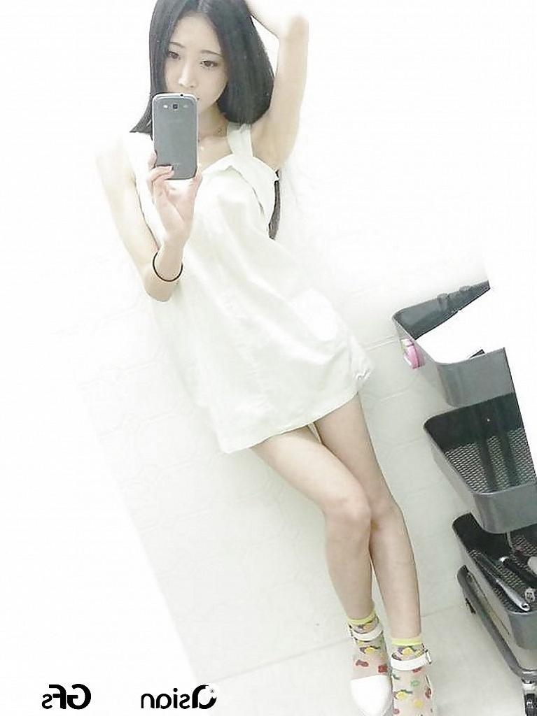 10P Hot selfies from an incredibly sexy Asian chick