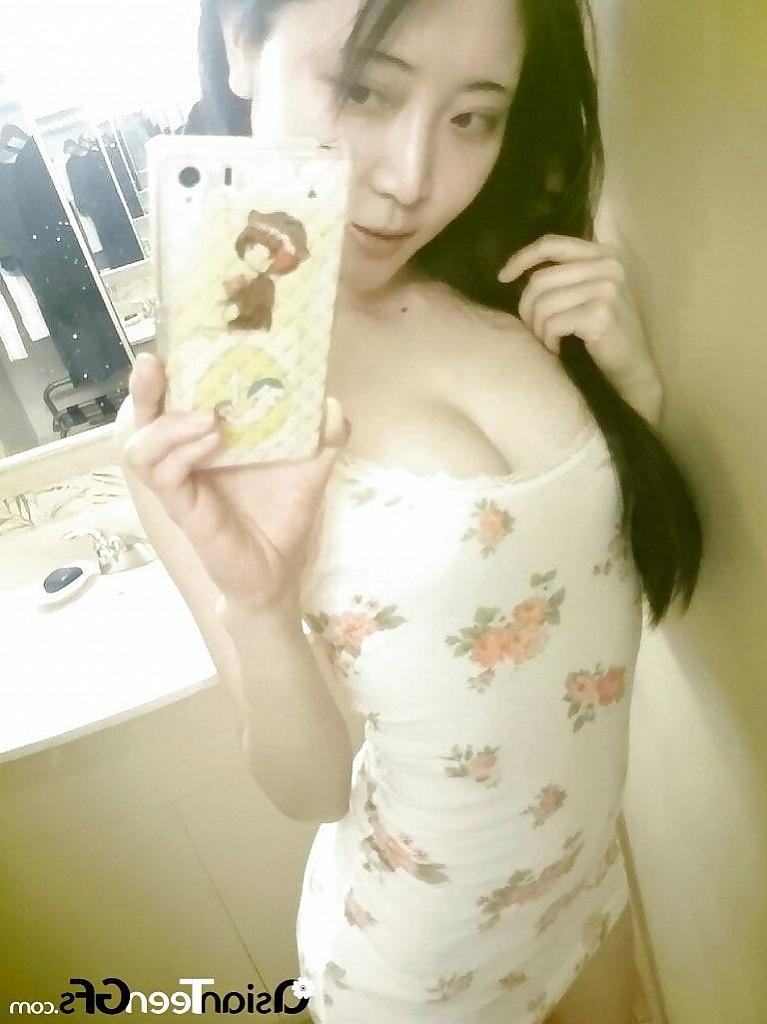 10P Hot selfies from an incredibly sexy Asian chick