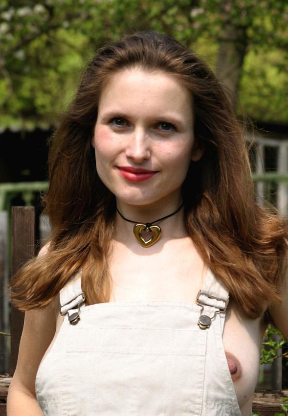 15P beautiful pregnant lady posing naked outdoors