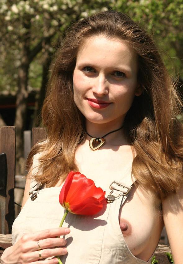 15P beautiful pregnant lady posing naked outdoors