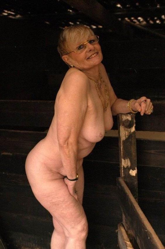 15P Slutty old tart showing off her old cunt