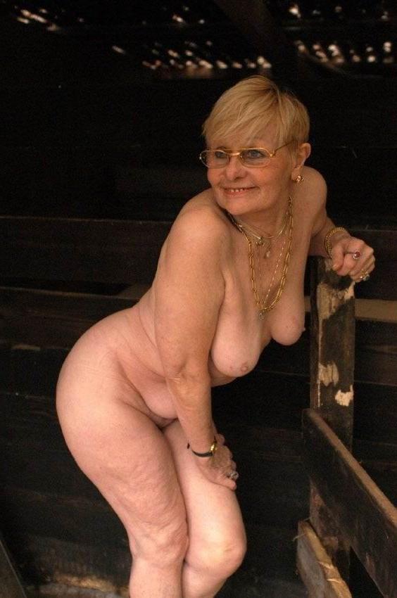 15P Slutty old tart showing off her old cunt