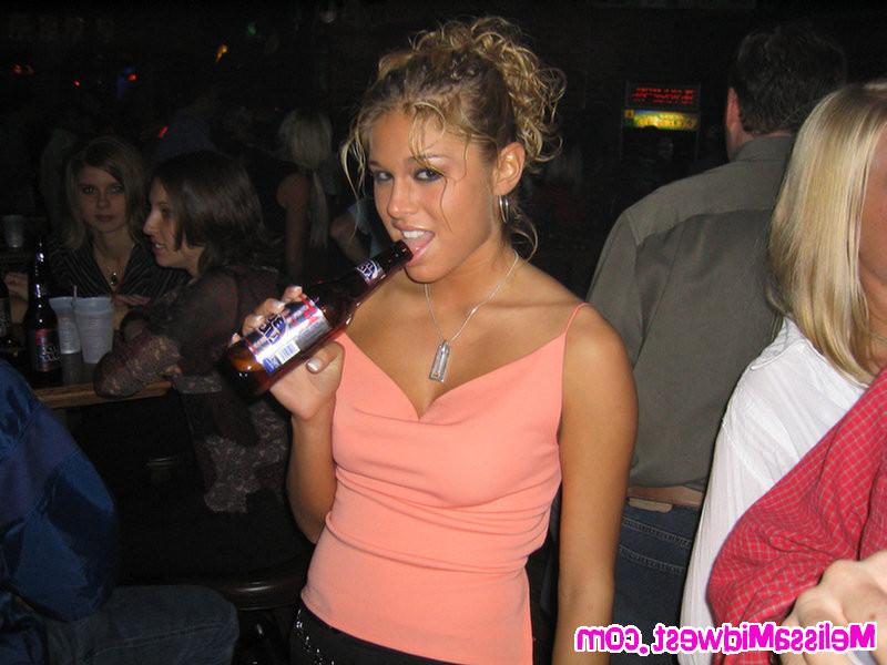 16P Melissa Midwest out at the bars in a funny hat