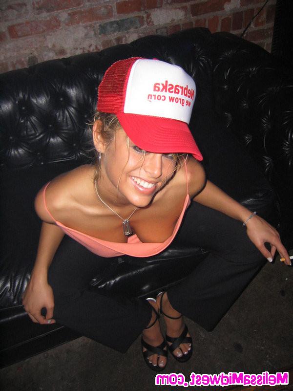 16P Melissa Midwest out at the bars in a funny hat