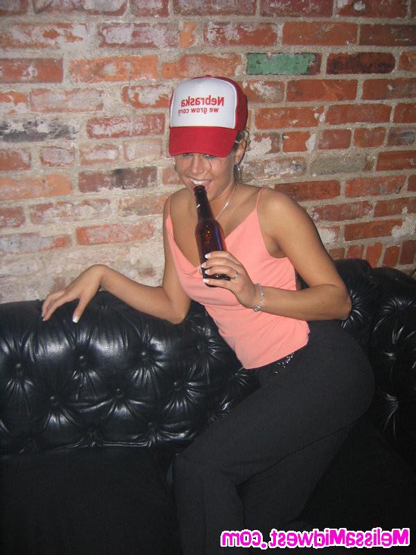 16P Melissa Midwest out at the bars in a funny hat