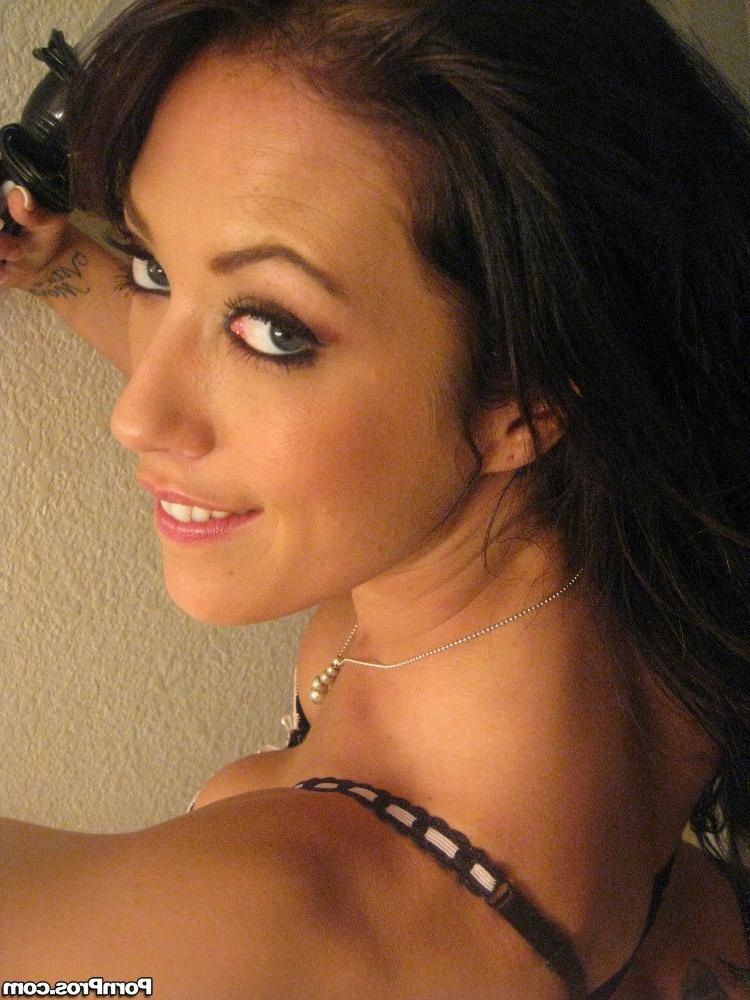 16P Sexy brunette girlfriend taking pics in the mirror