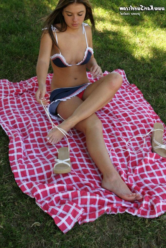 16P Cute teen tease outdoors
