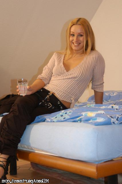 12P Hot blonde babe gets some johnson in her wet pussy