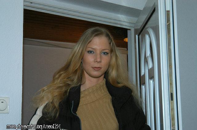 12P Hot babe lookin for an apartment finds a deal she cant pass up