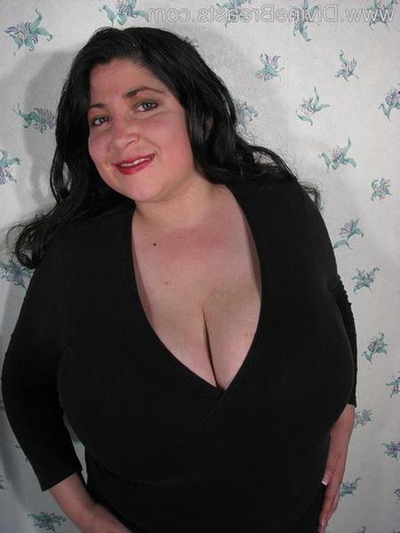 15P Amateur plumper sets her gargantuan tits free from bra