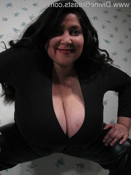 15P Amateur plumper sets her gargantuan tits free from bra