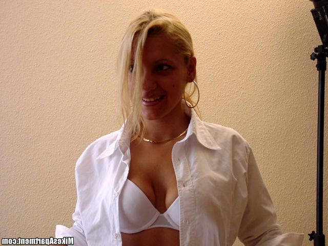 12P Dirty little babe gets her ass fucked for the rent