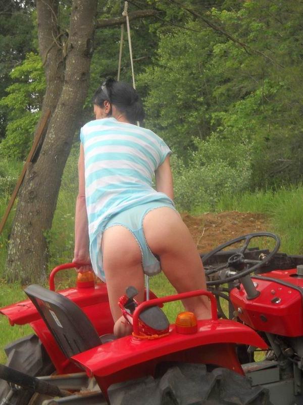 20P kinky babe have a fan with tractor